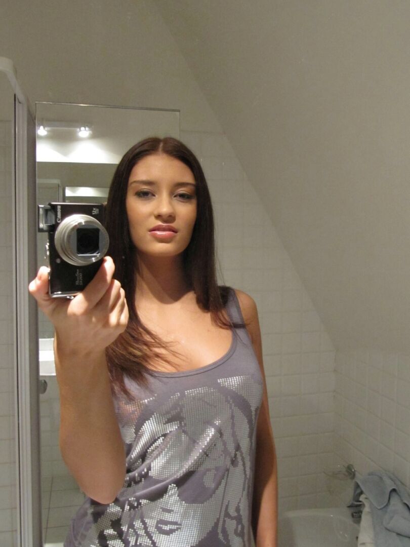 21P Die brünette Freundin Natalie Winter macht Nacktfotos im Badezimmer