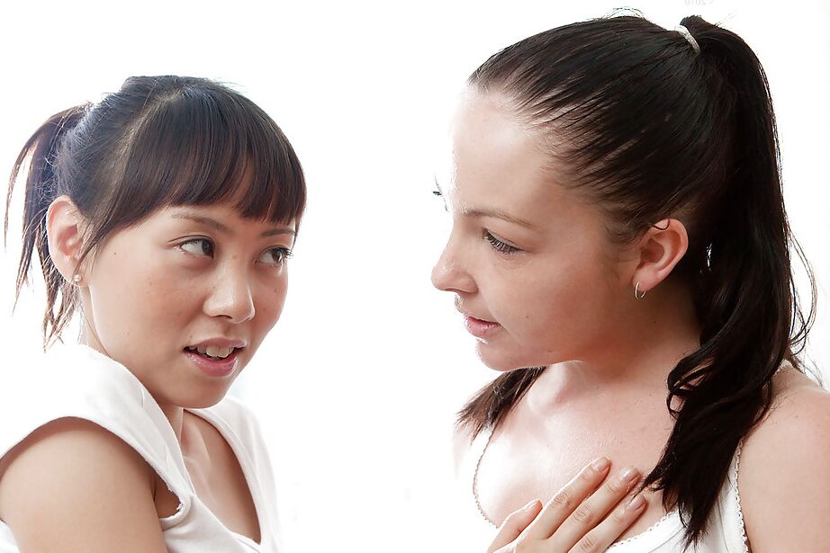 16P Las adolescentes lesbianas Jasmine y Mei besándose con la lengua y lamiendo el coño