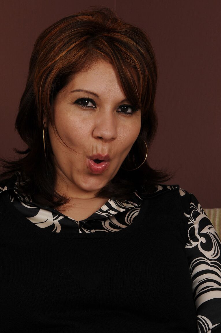 21P Morena MILF Veronica Devil brinca com seu arbusto peludo depois de tirar o vestido
