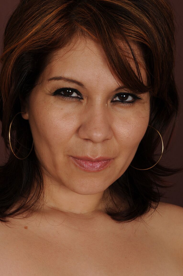 21P Morena MILF Veronica Devil brinca com seu arbusto peludo depois de tirar o vestido