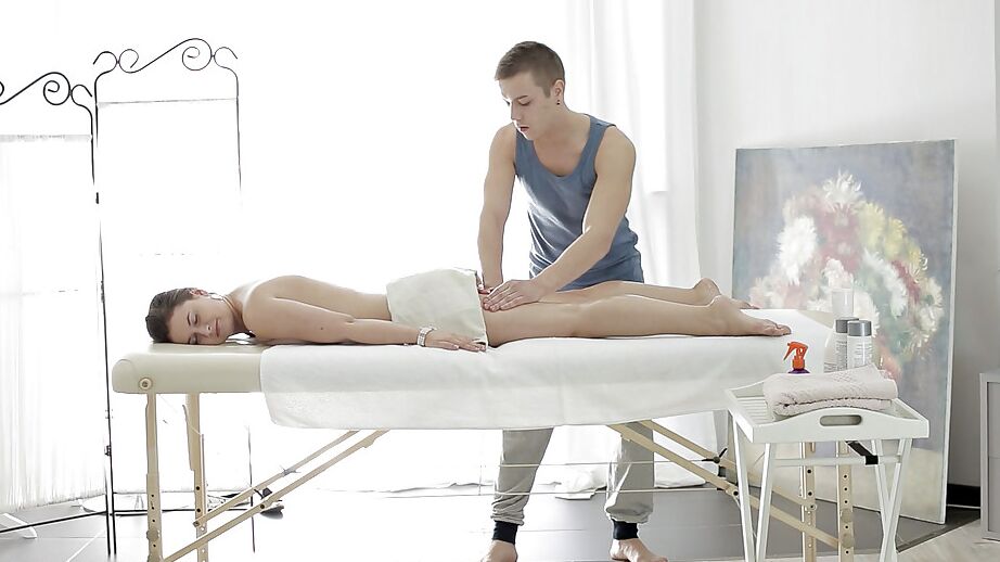 16P buceta dedilhado para morena com tesão Kaiya na mesa de massagem