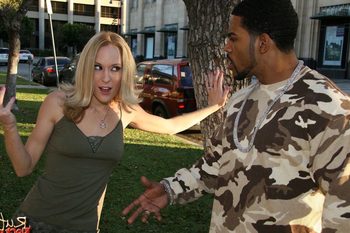 21P Les blondes Kelly Wells et Ruth Blackwell profitent d'une sodomie dans un trio interracial