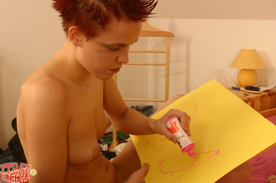 21P La joven amateur Jessika recibe un facial después de posar desnuda para un joven artista