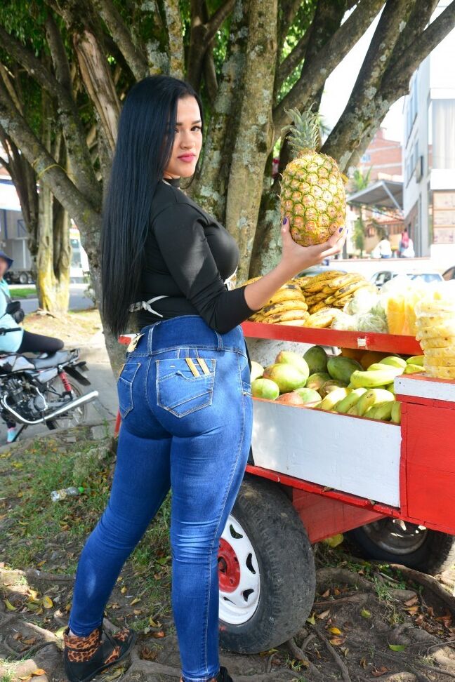 17P Fettiger kolumbianischer Obstverkäufer schält sich, um Tätowierungen freizulegen