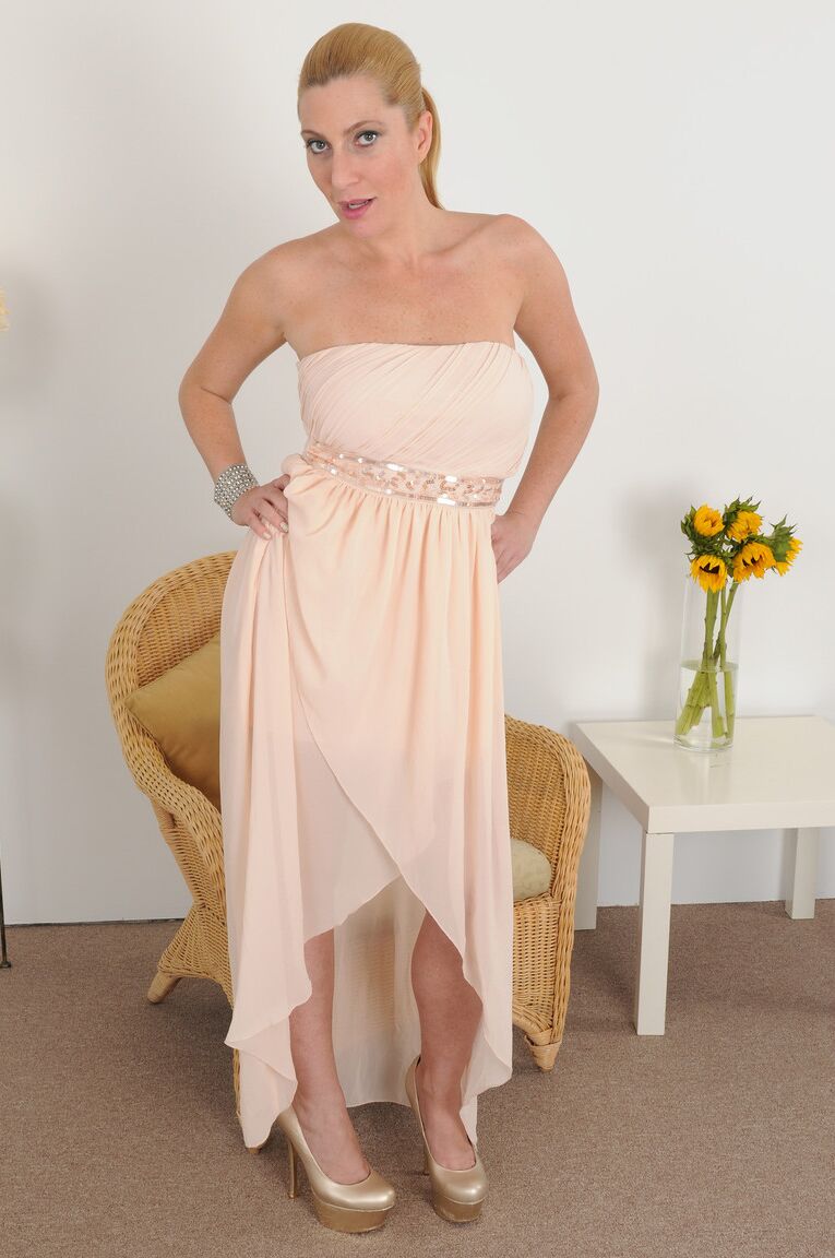 21P La MILF américaine Jennifer Best se frotte le vagin tout en exhibant ses jolis juggs