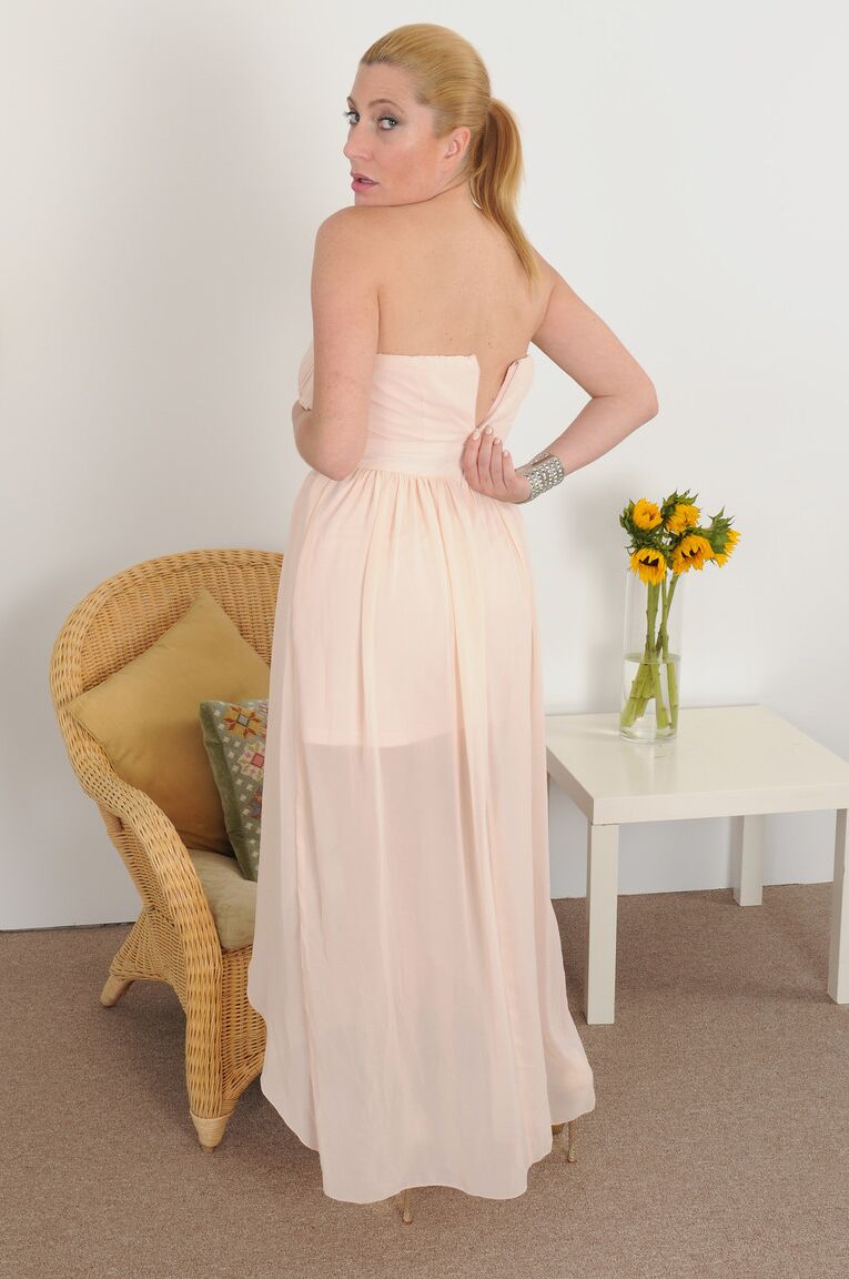 21P La MILF américaine Jennifer Best se frotte le vagin tout en exhibant ses jolis juggs