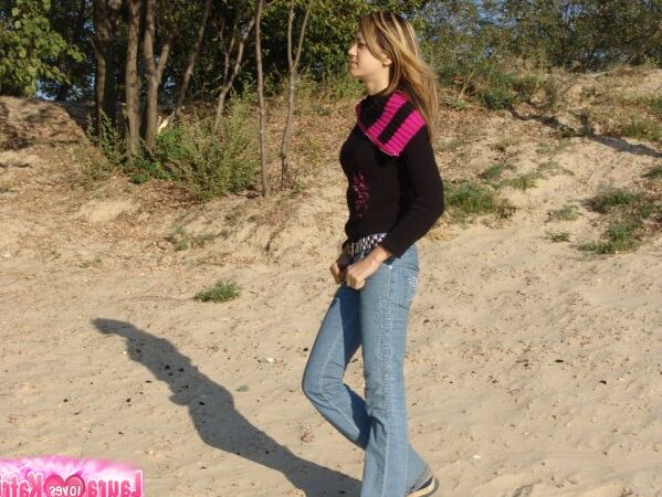 10P Garotas loiras sujas compartilham um primeiro beijo lésbico enquanto caminham de jeans