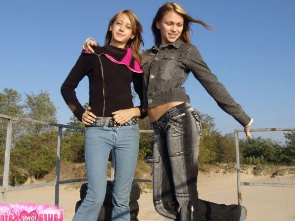 10P Garotas loiras sujas compartilham um primeiro beijo lésbico enquanto caminham de jeans