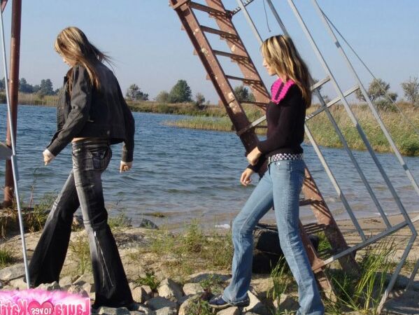 10P Garotas loiras sujas compartilham um primeiro beijo lésbico enquanto caminham de jeans