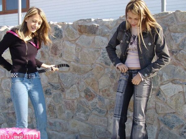 10P Garotas loiras sujas compartilham um primeiro beijo lésbico enquanto caminham de jeans