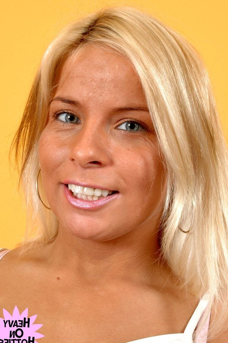 21P A loira húngara Lucy Love revela seus seios enormes e bunda cheia de bolhas