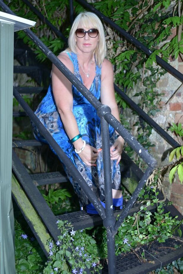 20P A loira Melody, com mais de 30 anos, expõe a calcinha enquanto usa um vestido longo