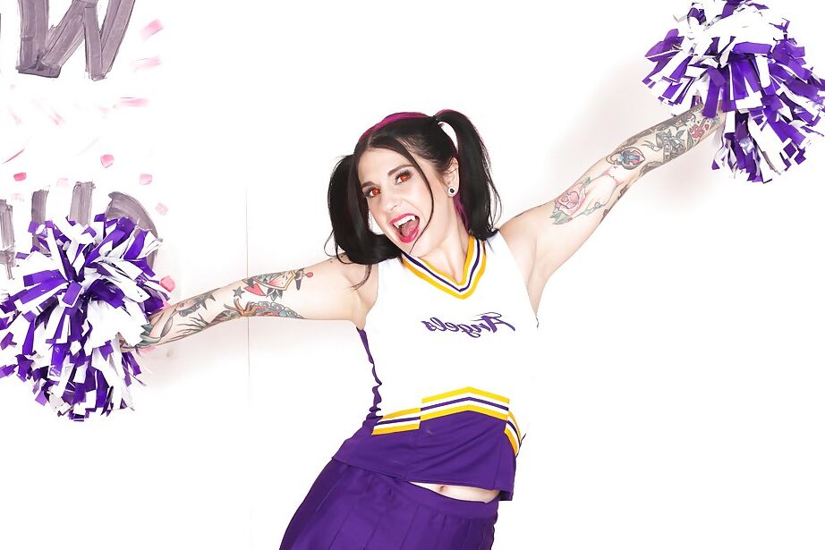 15P Amateur-Upskirt posiert mit dem heißen Babe Joanna Angel in ihrem Cheerleader-Anzug
