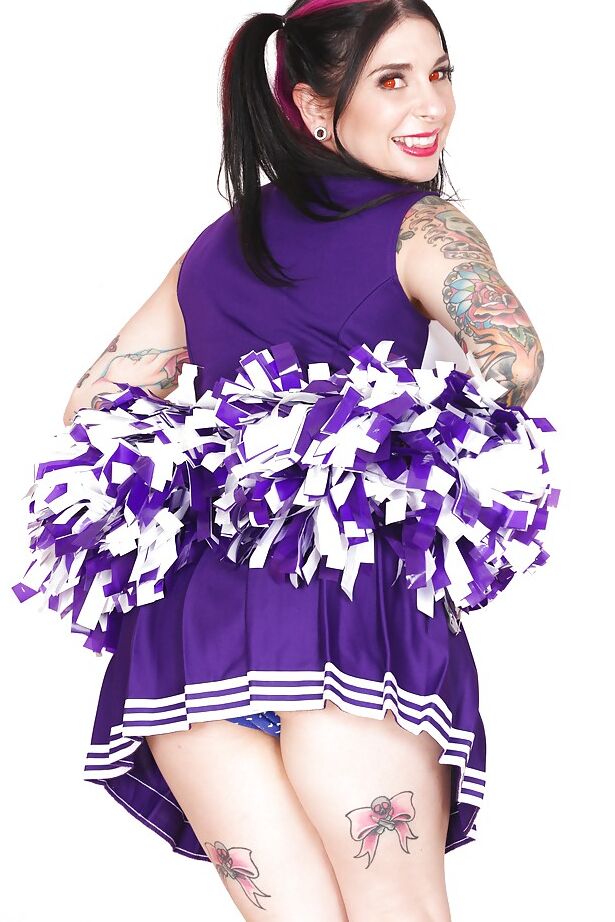 15P Amateur-Upskirt posiert mit dem heißen Babe Joanna Angel in ihrem Cheerleader-Anzug