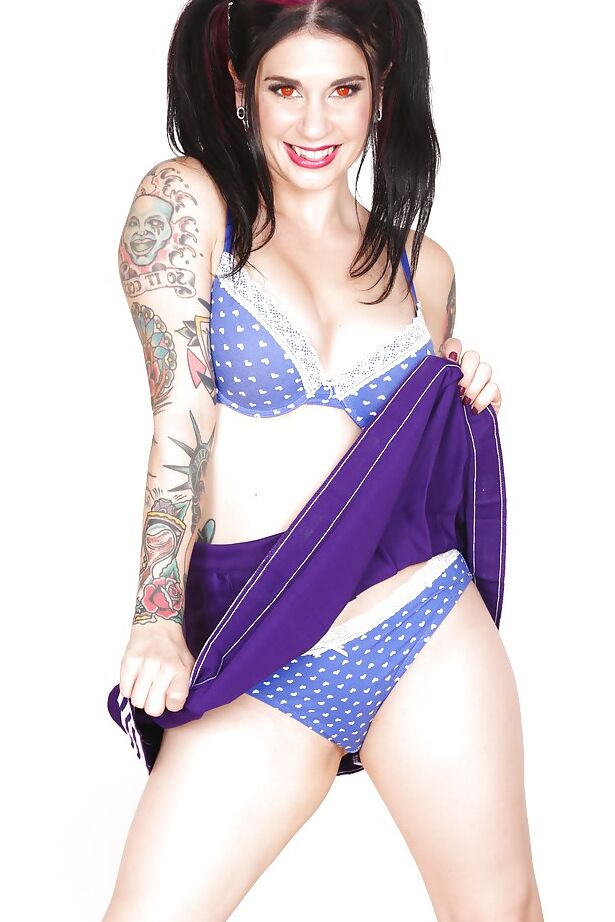 15P Amateur-Upskirt posiert mit dem heißen Babe Joanna Angel in ihrem Cheerleader-Anzug