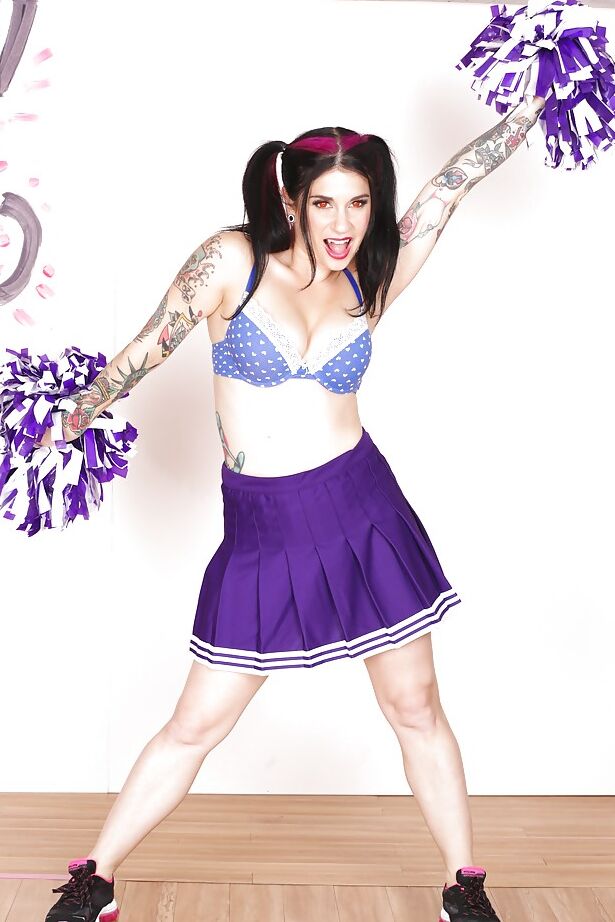 15P Amateur-Upskirt posiert mit dem heißen Babe Joanna Angel in ihrem Cheerleader-Anzug