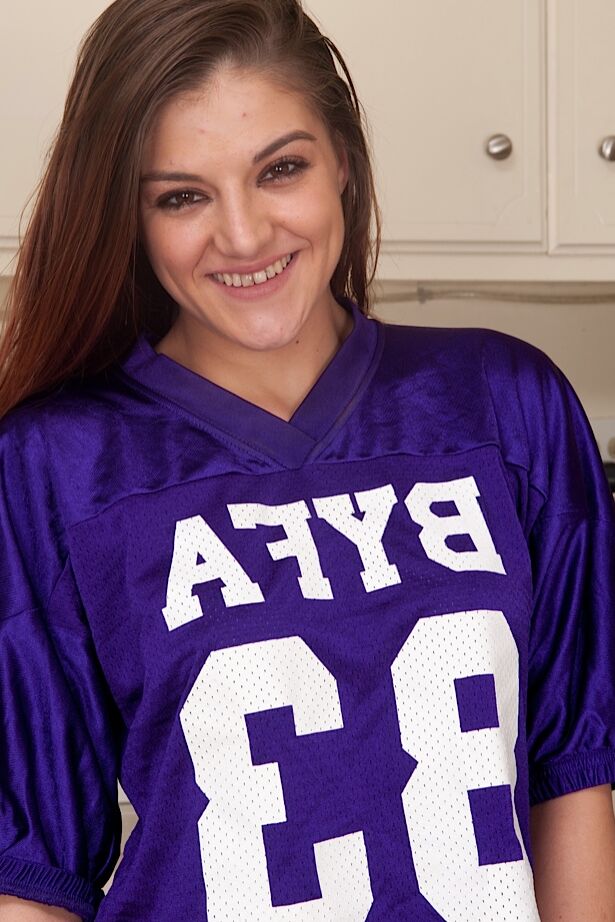 15P La amateur Haley Banks abre su coño adolescente en la cocina