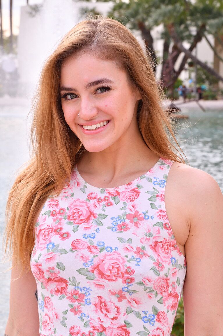 21P Das superheiße Babe Kenzie zeigt in der Öffentlichkeit ihr Höschen und ihre unschuldigen Löcher