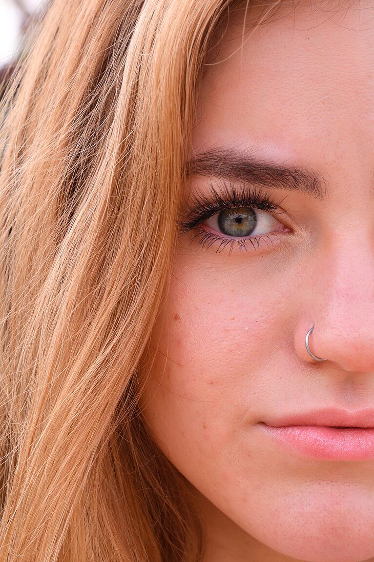 21P Das superheiße Babe Kenzie zeigt in der Öffentlichkeit ihr Höschen und ihre unschuldigen Löcher