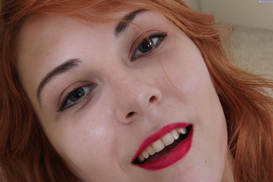 16P A adolescente ruiva Nancy Reid deixa os saltos altos enquanto se masturba a buceta