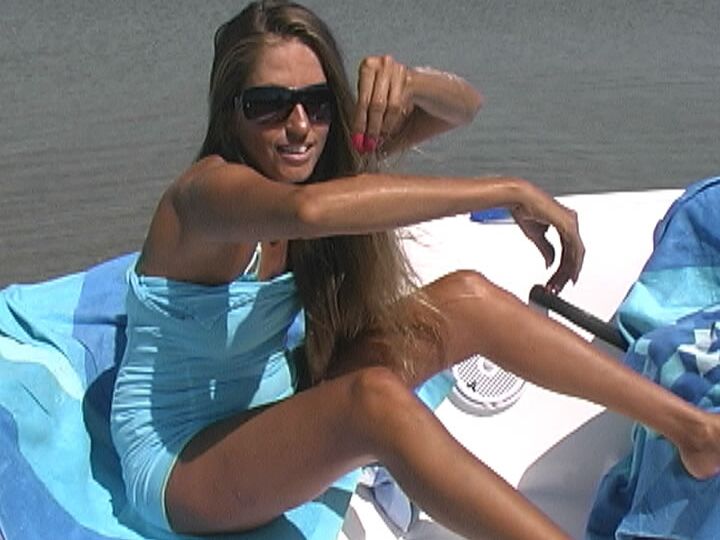Lori Anderson, mannequin amateur de 14P, expose ses avant-bras poilus avec des lunettes de soleil.