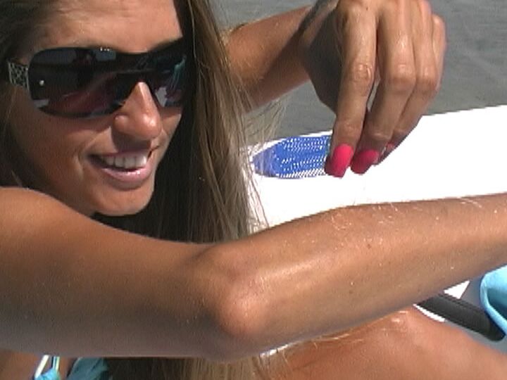 Lori Anderson, mannequin amateur de 14P, expose ses avant-bras poilus avec des lunettes de soleil.