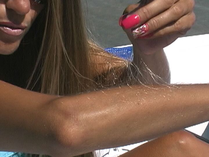 Lori Anderson, mannequin amateur de 14P, expose ses avant-bras poilus avec des lunettes de soleil.