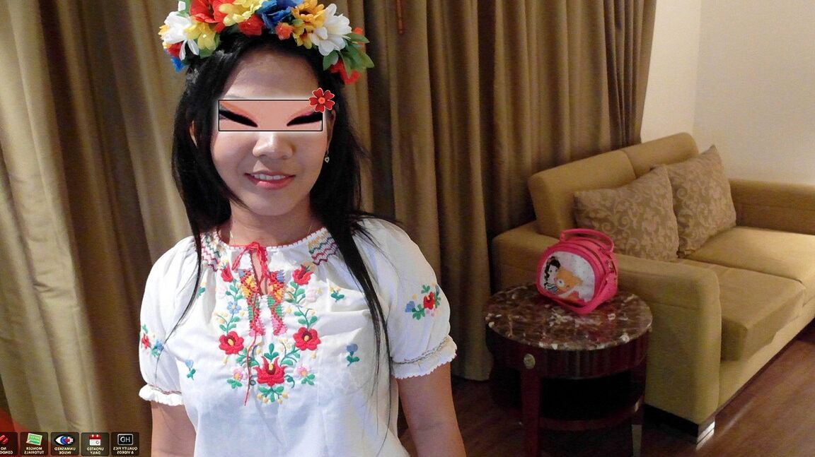 15P A amadora asiática Aziza usa uma coroa de flores durante sexo com um Farang