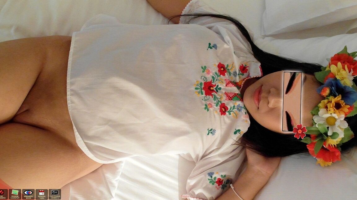 15P A amadora asiática Aziza usa uma coroa de flores durante sexo com um Farang