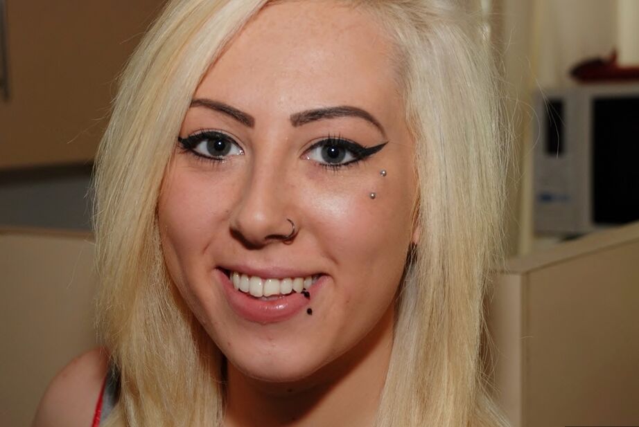 20P Une adolescente blonde se met seins nus en collants transparents sur des sous-vêtements string