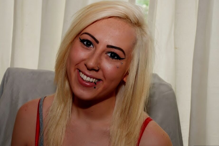 20P Une adolescente blonde se met seins nus en collants transparents sur des sous-vêtements string