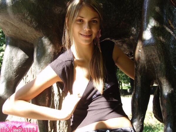 15P Putinha tesuda exibindo peitos redondos no parque