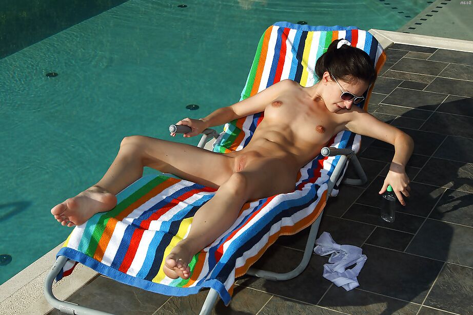16P Ado mince portant des lunettes de soleil enlevant son bikini et taquinant sa fente en plein air