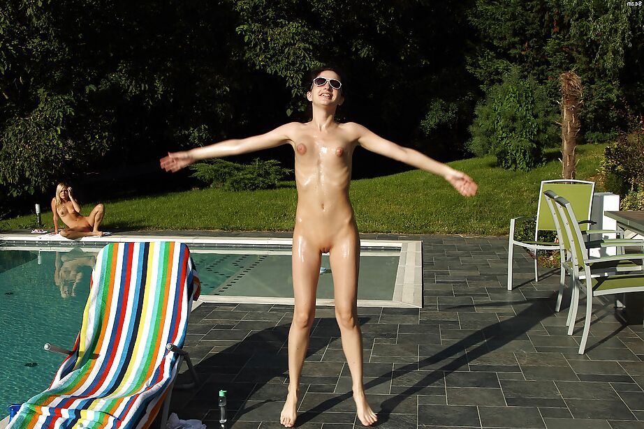 16P Ado mince portant des lunettes de soleil enlevant son bikini et taquinant sa fente en plein air