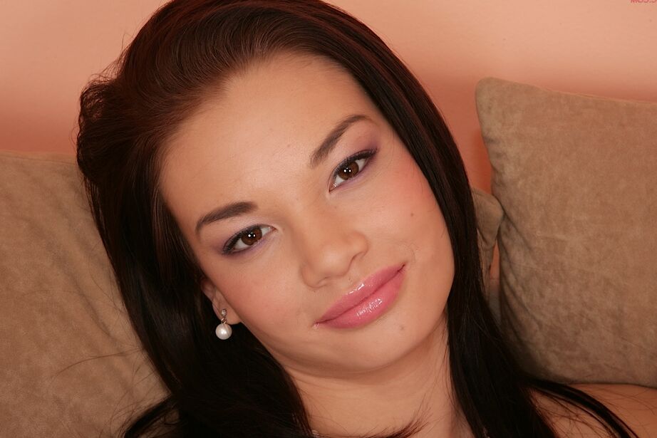 16P Nici Dee desnudez amateur en solitario con preciosas escenas de dedos en el coño