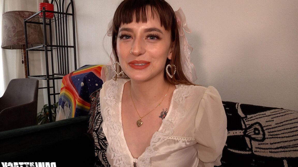 15P Morena amadora Lana Smalls chupa a porra de um pau comprido depois de uma foda