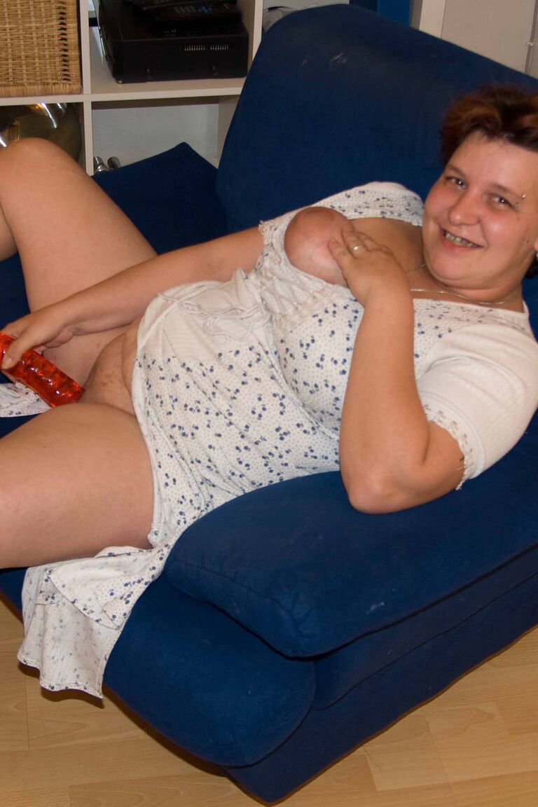 12P Renate Zug, grosse femme mûre, joue avec sa chatte rasée avec un énorme gode