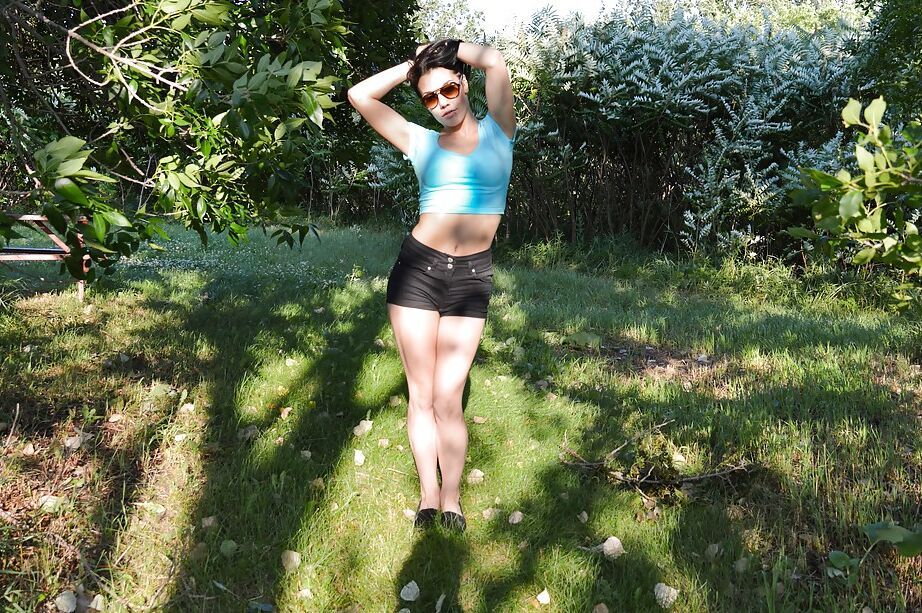 16P Posando amateur de la maravillosa nena con gafas Shana Lane al aire libre
