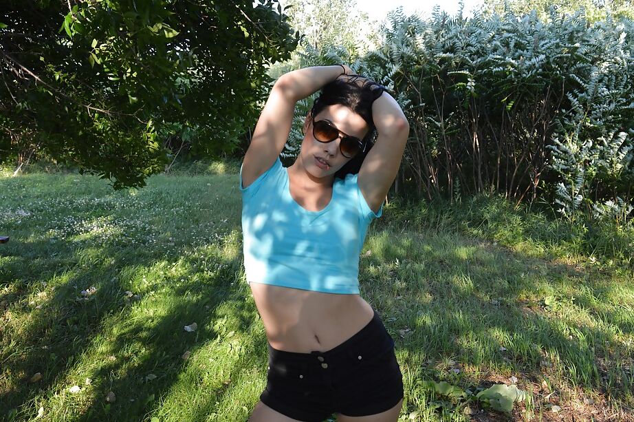 16P Posando amateur de la maravillosa nena con gafas Shana Lane al aire libre