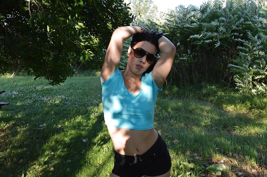 16P Posando amateur de la maravillosa nena con gafas Shana Lane al aire libre