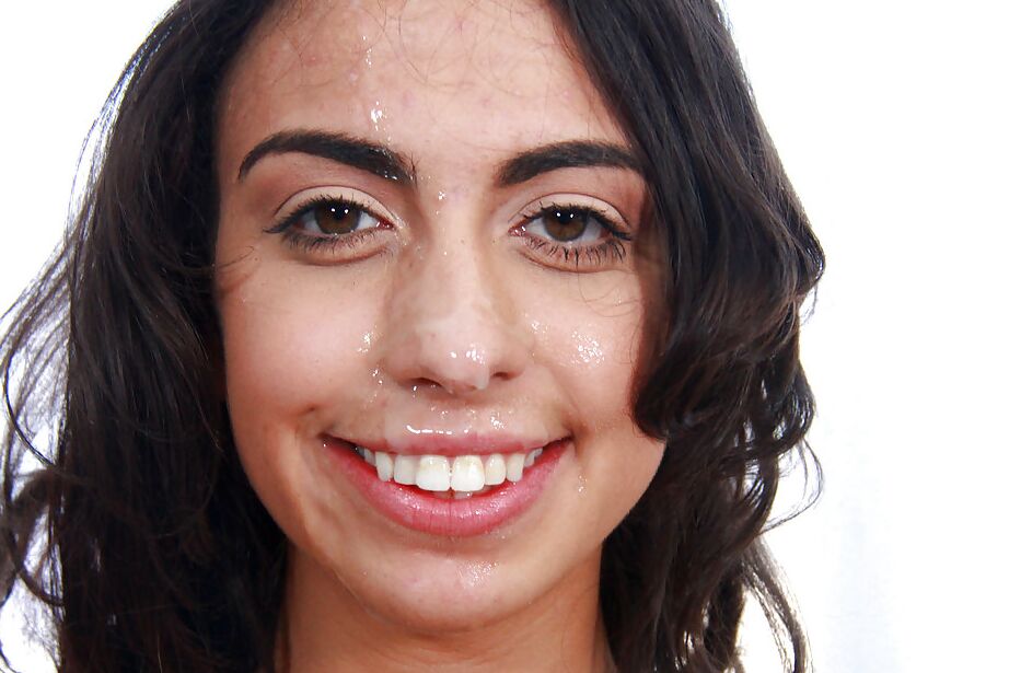 Asha Marie, amatrice latina 16P, se fait doigter la chatte rasée par un homme plus âgé.