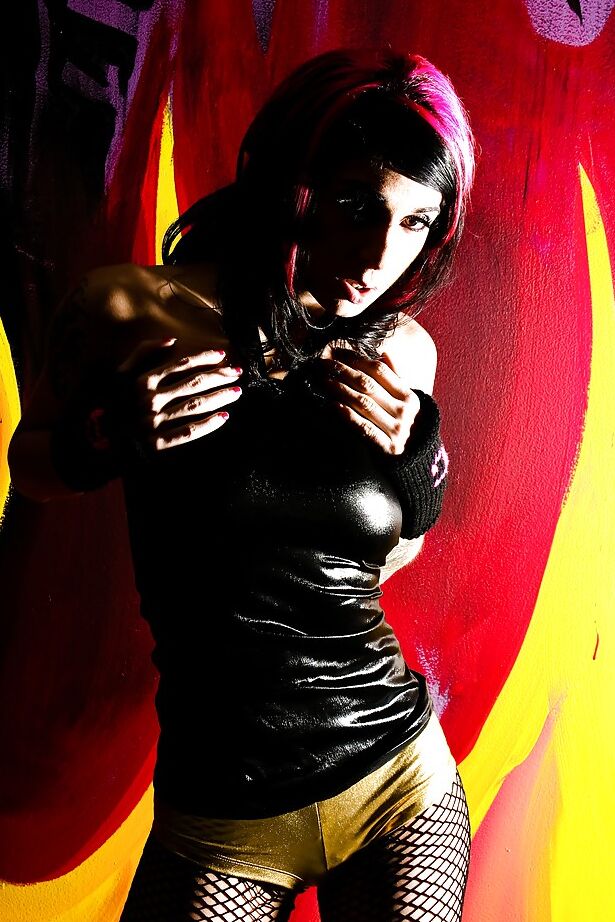 Das 16P-Milf-Babe Joanna Angel zeigt ihre großen Titten und ihre haarige Muschi