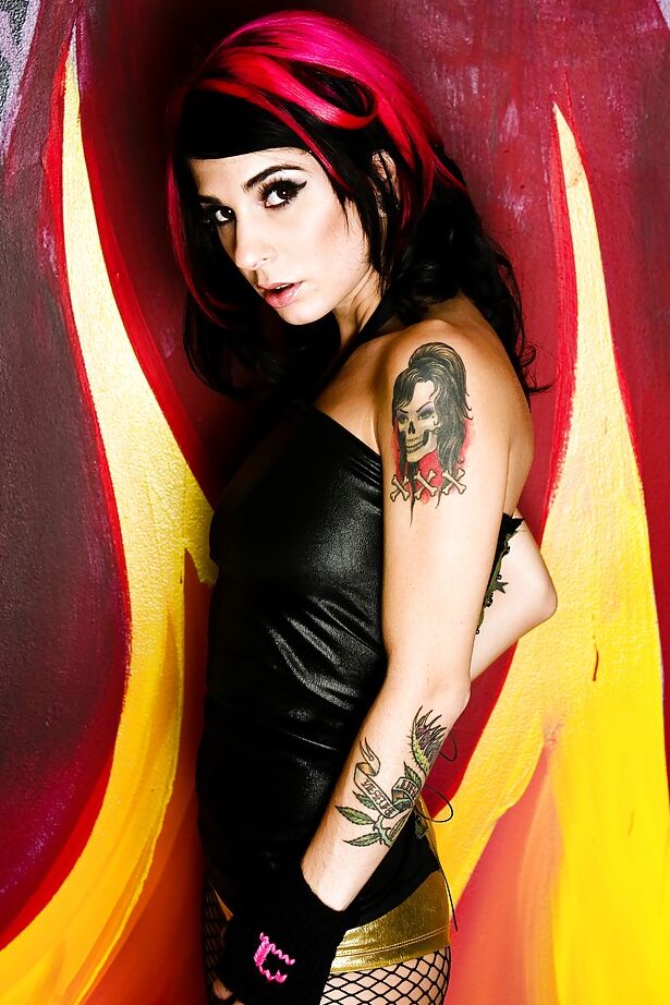 Das 16P-Milf-Babe Joanna Angel zeigt ihre großen Titten und ihre haarige Muschi