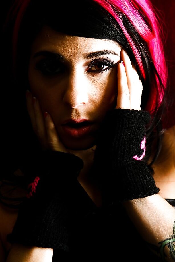Das 16P-Milf-Babe Joanna Angel zeigt ihre großen Titten und ihre haarige Muschi
