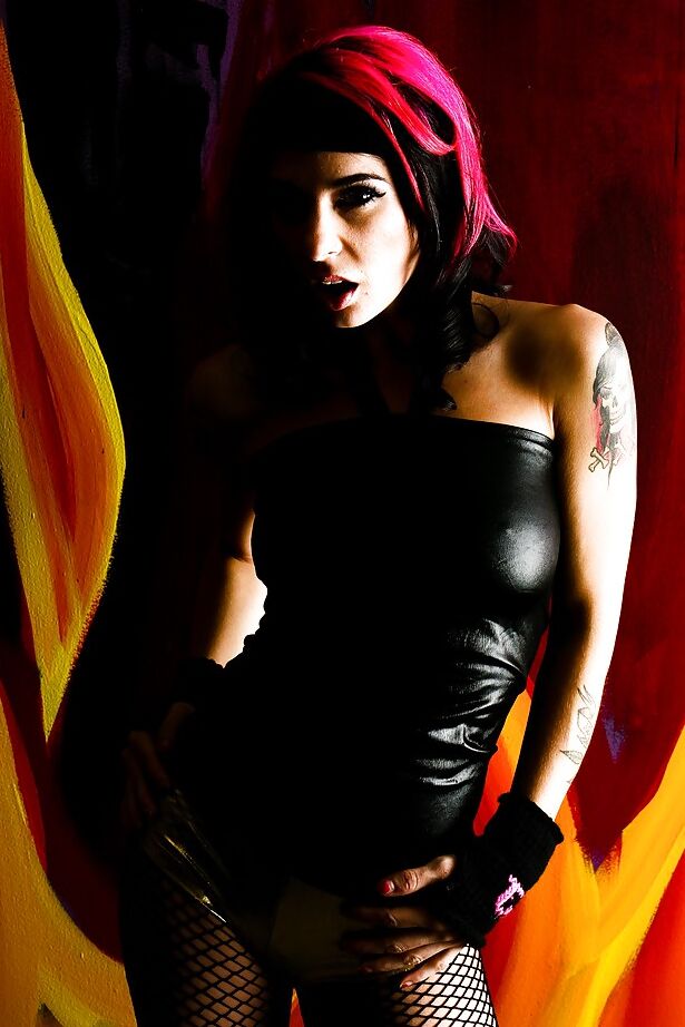 Das 16P-Milf-Babe Joanna Angel zeigt ihre großen Titten und ihre haarige Muschi