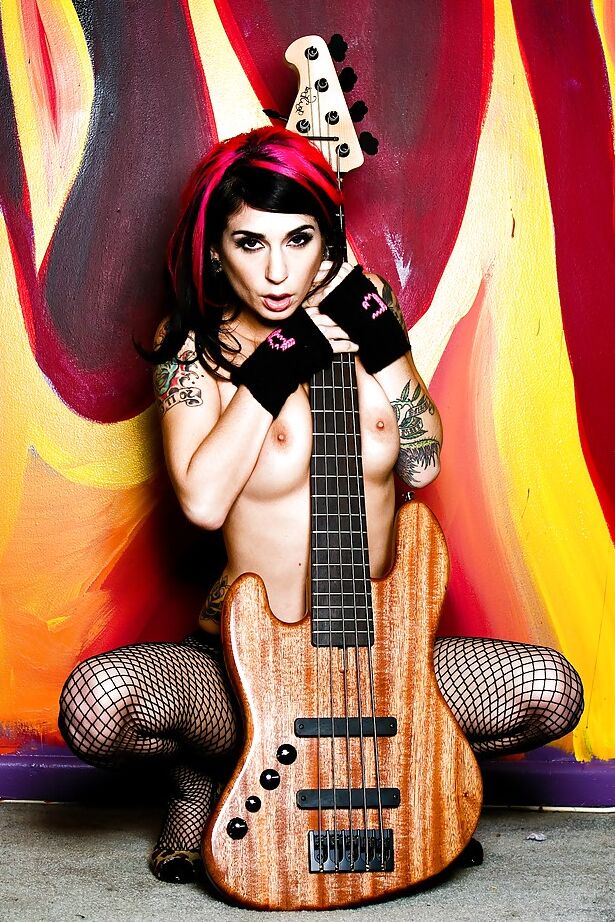 Das 16P-Milf-Babe Joanna Angel zeigt ihre großen Titten und ihre haarige Muschi