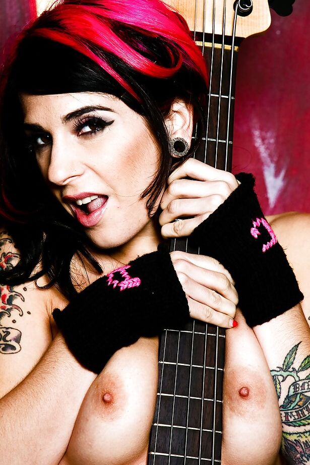 Das 16P-Milf-Babe Joanna Angel zeigt ihre großen Titten und ihre haarige Muschi