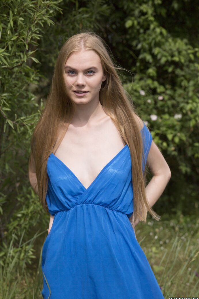 Das 20P-Teenie-Model Nancy schlüpft aus ihrem Kleid, um nackt in der Natur zu posieren