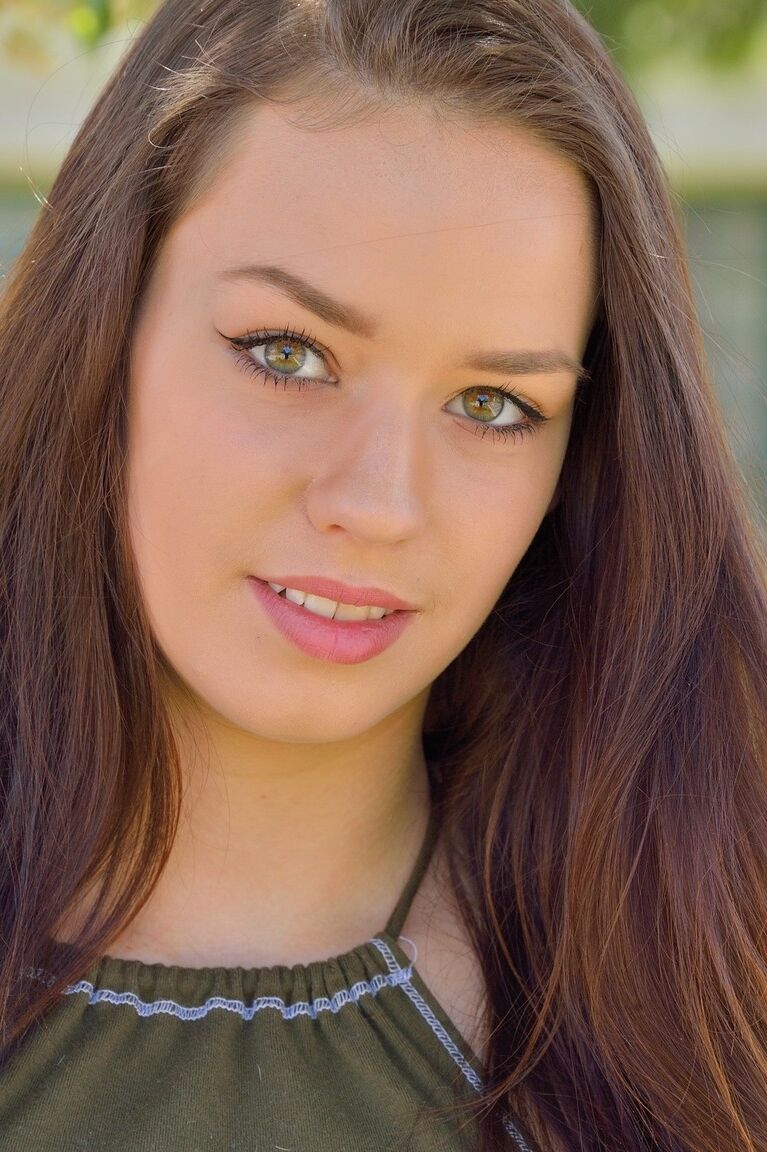 21P Das wunderbare Babe Madi entblößt ihre mittelgroßen, frechen Titten, während sie im Freien masturbiert