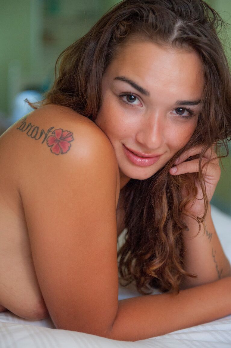16P Curly haired amateur goddess Layla Moore exposing her innocent holes in bed